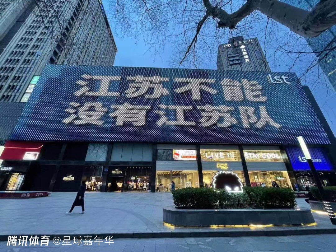 专门报道曼联动态的媒体The United Stand晒出一张关于曼联的训练照。